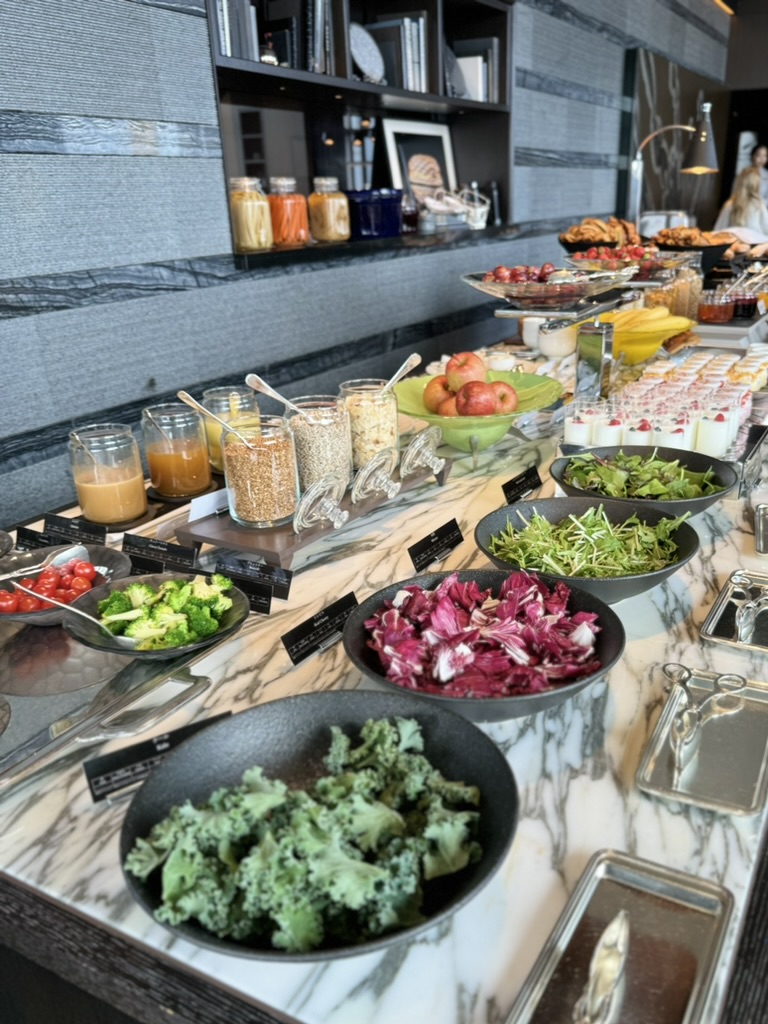 リッツカールトン東京 朝食 サラダバー 新鮮野菜 ケール