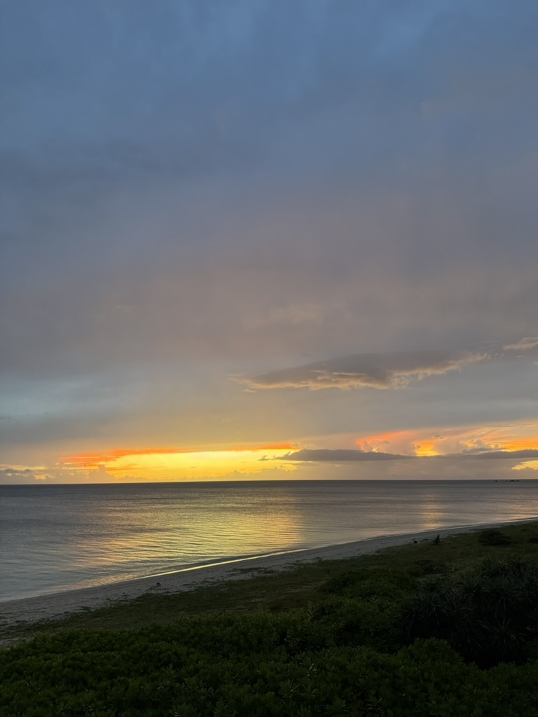 星のや沖縄 客室から見える夕日と海 部屋食の景色