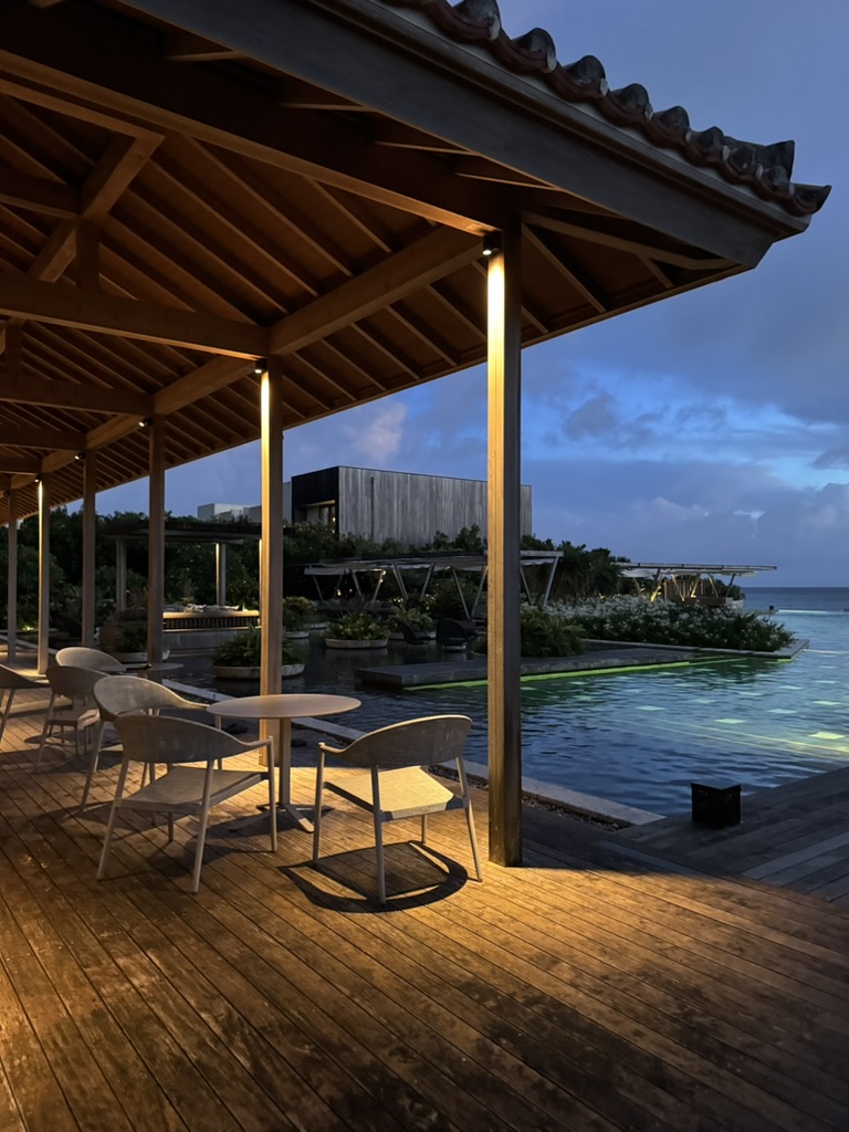 星のや沖縄 ライトアップされたインフィニティプール(夜の雰囲気)