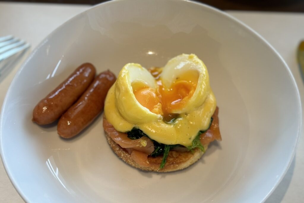 エッグベネディクト 黄身 とろり リッツカールトン東京 朝食 卵