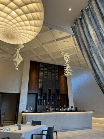 星のや沖縄 ダイニングの高い天井と海をイメージした照明