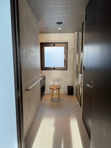 星のや沖縄 客室 洗面所 広々とした脱衣スペースとバスルーム入り口