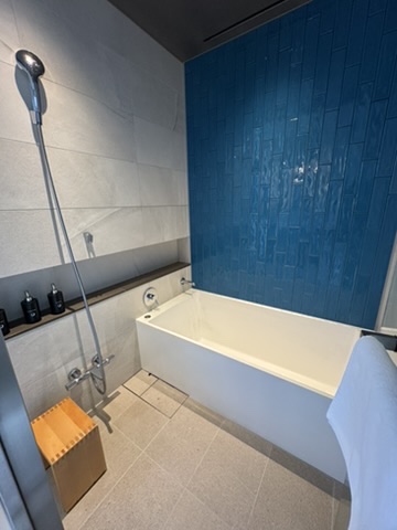 星のや沖縄 客室 バスルーム 青いタイルと深いバスタブ