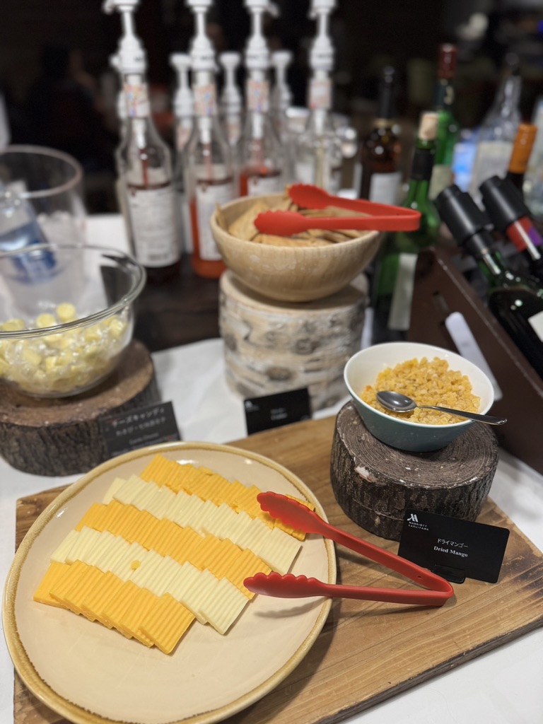 軽井沢マリオット ラウンジのチーズとドライマンゴー