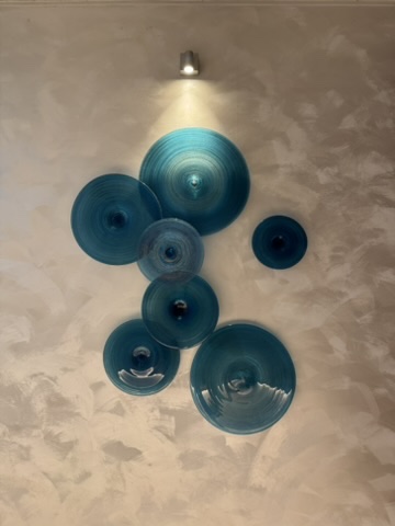 星のや沖縄 ダイニング 青いガラスの壁面アート