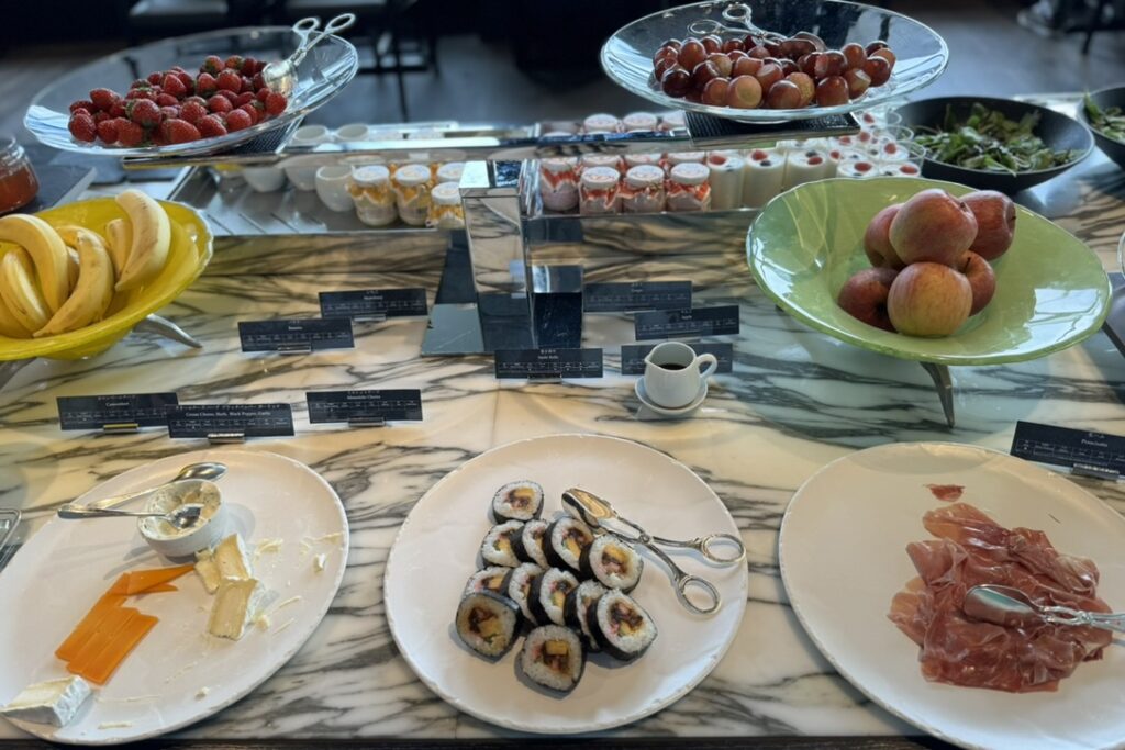 リッツカールトン東京 朝食 サラダバー 生ハム チーズ コールドミール 巻きずし