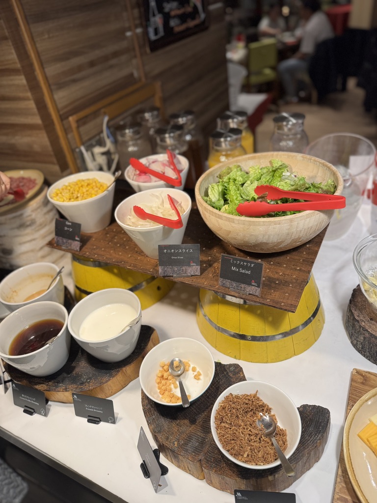 軽井沢マリオット ラウンジのコールドミール(サラダとトッピング)