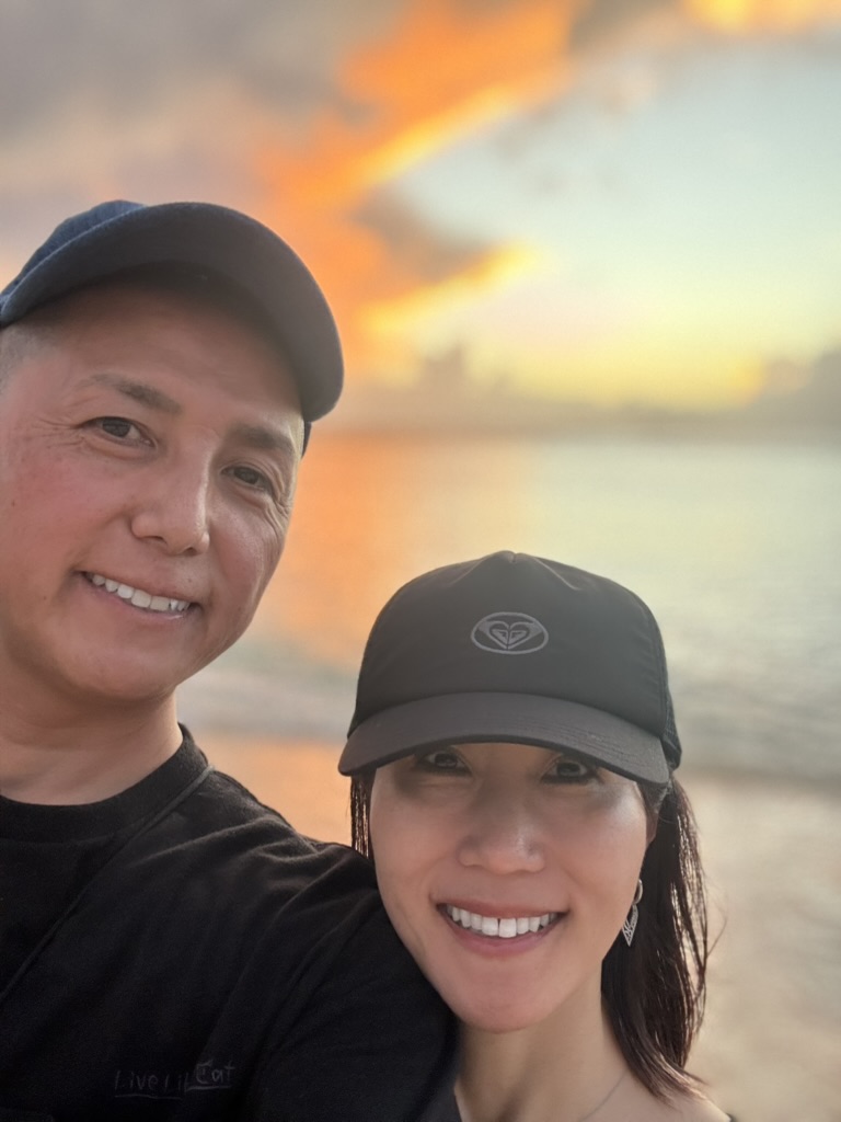 星のや沖縄 食後のビーチ散歩 記念撮影するアラフィフ夫婦