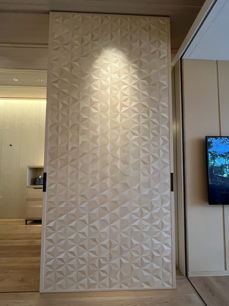 リッツカールトン日光 客室 バスルームへの白いスライドドア(鹿沼組子)