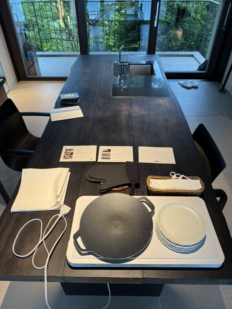 星のや沖縄 ギャザリングサービス お部屋のテーブルセッティングとIH調理器