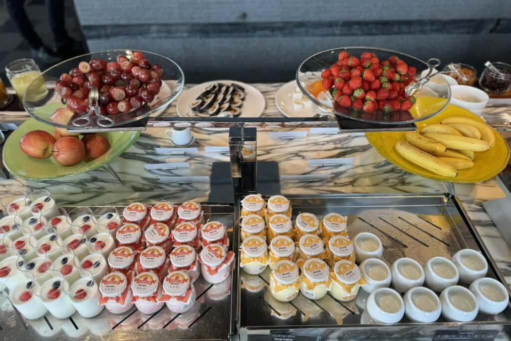 リッツカールトン東京 朝食 フルーツ ヨーグルト