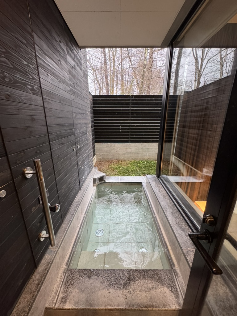 軽井沢マリオット プラチナ特典でアップグレードされた客室露天風呂