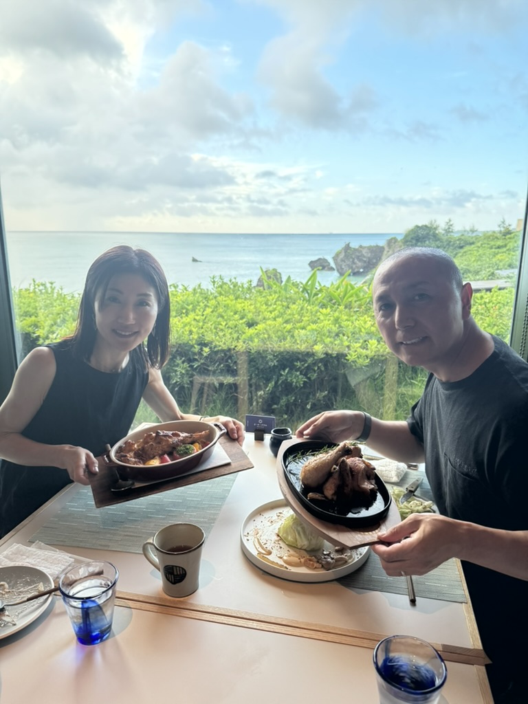 星のや沖縄「オールーグリル」でディナーを楽しむアラフィフ夫婦（伊勢海老テルミドールとローストチキン）