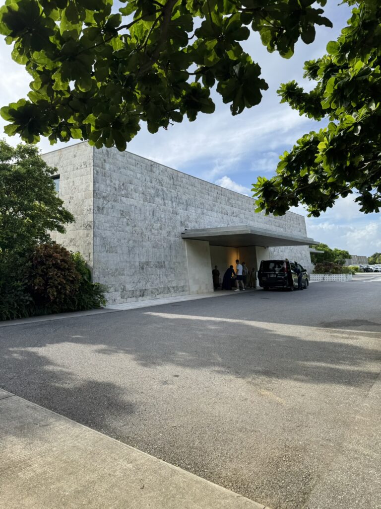 星のや沖縄 グスクの壁とレセプションへの入り口