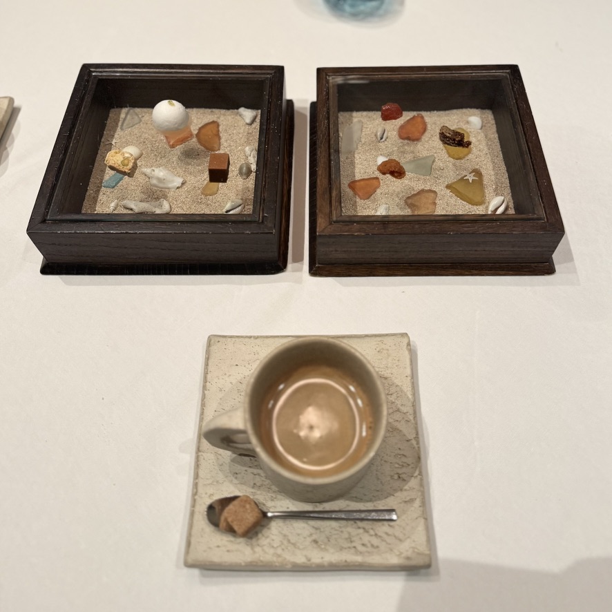 星のや沖縄 ダイニング 食後の小菓子 砂と貝殻の演出