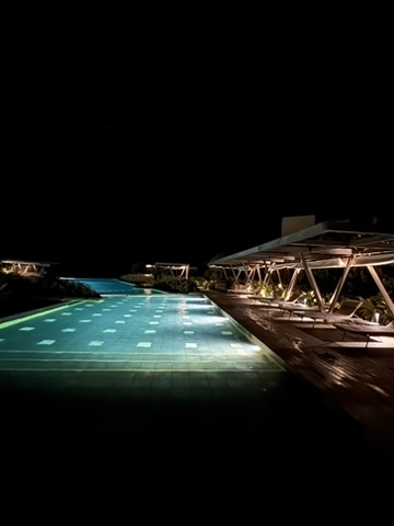星のや沖縄 夜のインフィニティプールのライトアップ