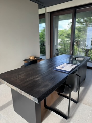 星のや沖縄 客室 土間ダイニングの大きなテーブルと窓