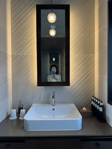 星のや沖縄 客室 洗面台 シンプルモダンなデザインとアメニティ