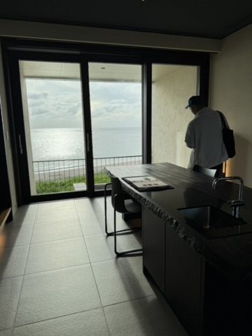 星のや沖縄 客室(ティン ツイン)の土間ダイニングとオーシャンフロントの絶景