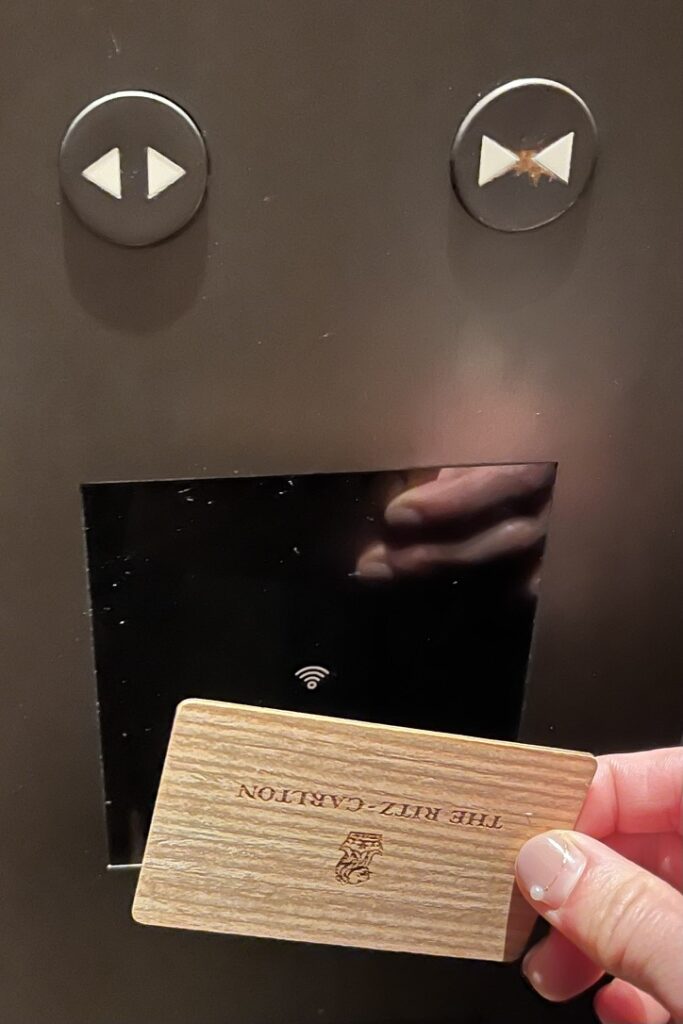 リッツカールトン日光 客室の木製カードキー(エレベーターセキュリティ)