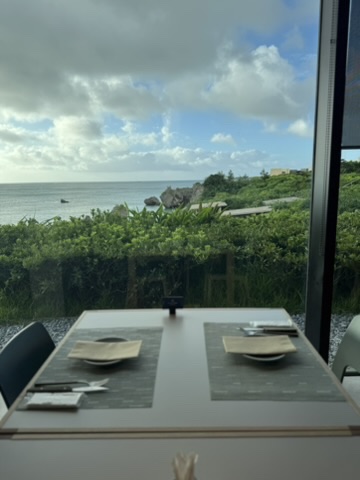 星のや沖縄 オールーグリル 店内のオーシャンビュー席