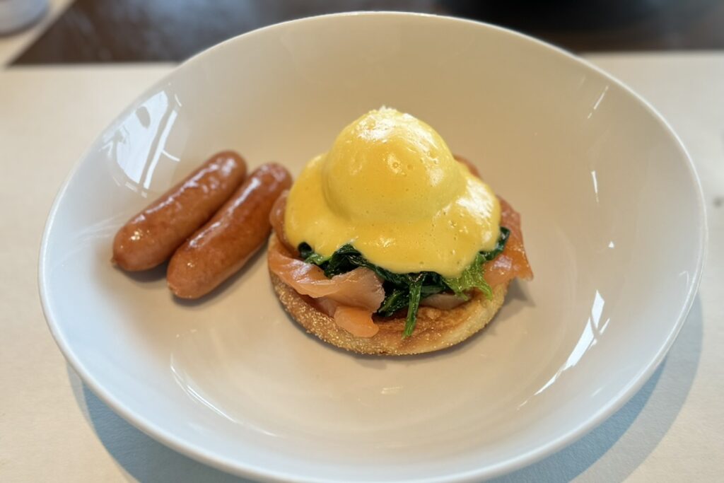 サーモン エッグベネディクト リッツカールトン東京 朝食 メインディッシュ