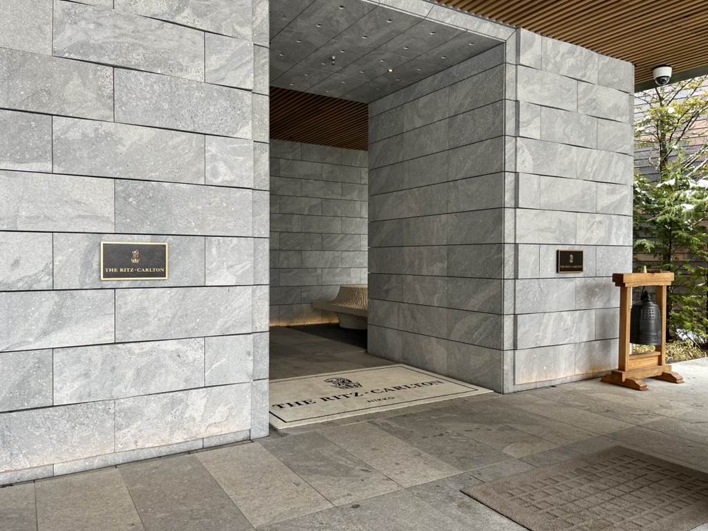 リッツカールトン日光 エントランスのロゴと鐘