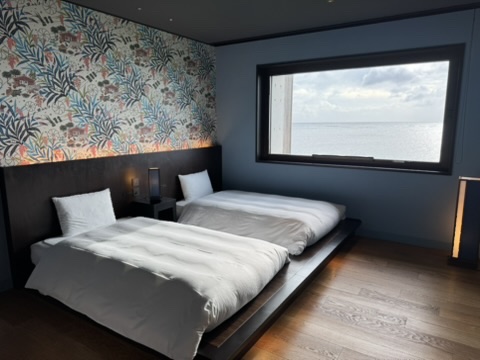 星のや沖縄 客室ベッドルーム 琉球紅型の壁紙