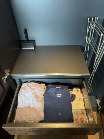 星のや沖縄 客室アメニティ 引き出しの中の館内着（作務衣）とガーゼ素材のパジャマ