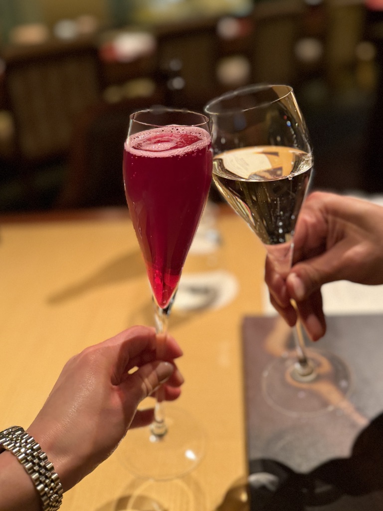 リッツカールトン京都 水暉にて、グラスを合わせて乾杯する夫婦の手元のアップ。