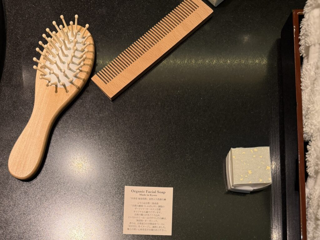 金粉入りの洗顔石鹸と木製のブラシ、櫛