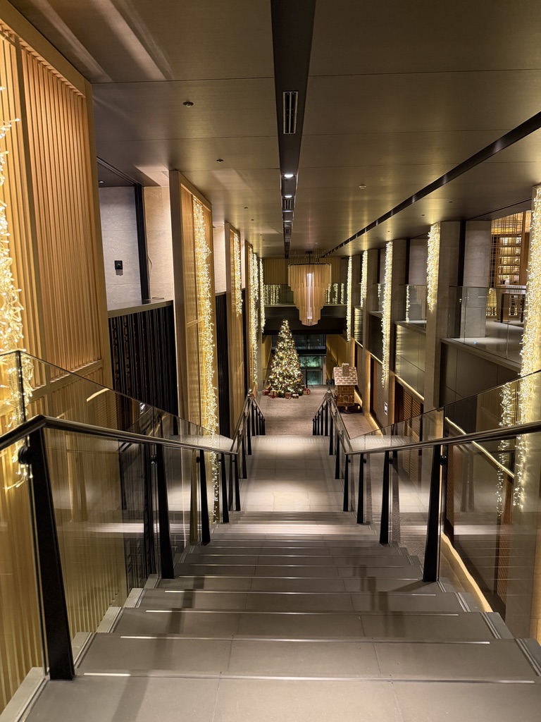 吹き抜けから見下ろすリッツ・カールトン京都のクリスマスツリー