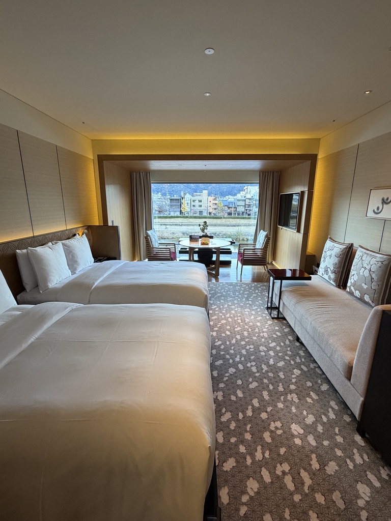 リッツカールトン京都 333号室 客室に入った瞬間の景色。大きな窓から鴨川が見える。