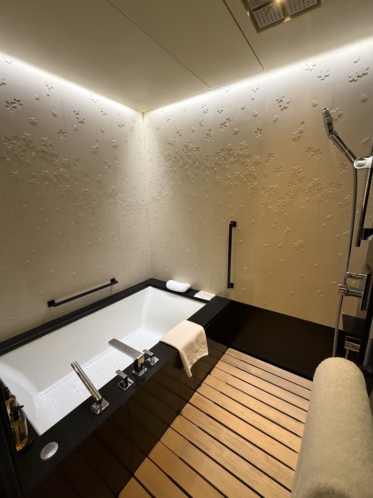 壁面に桜のアートが施されたバスルーム