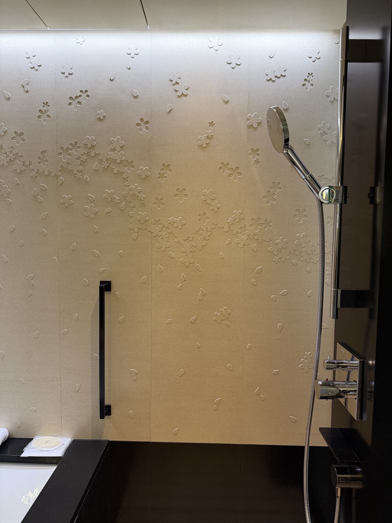 リッツカールトン京都 バスルーム。壁面の桜のエンボス加工とレインシャワー。