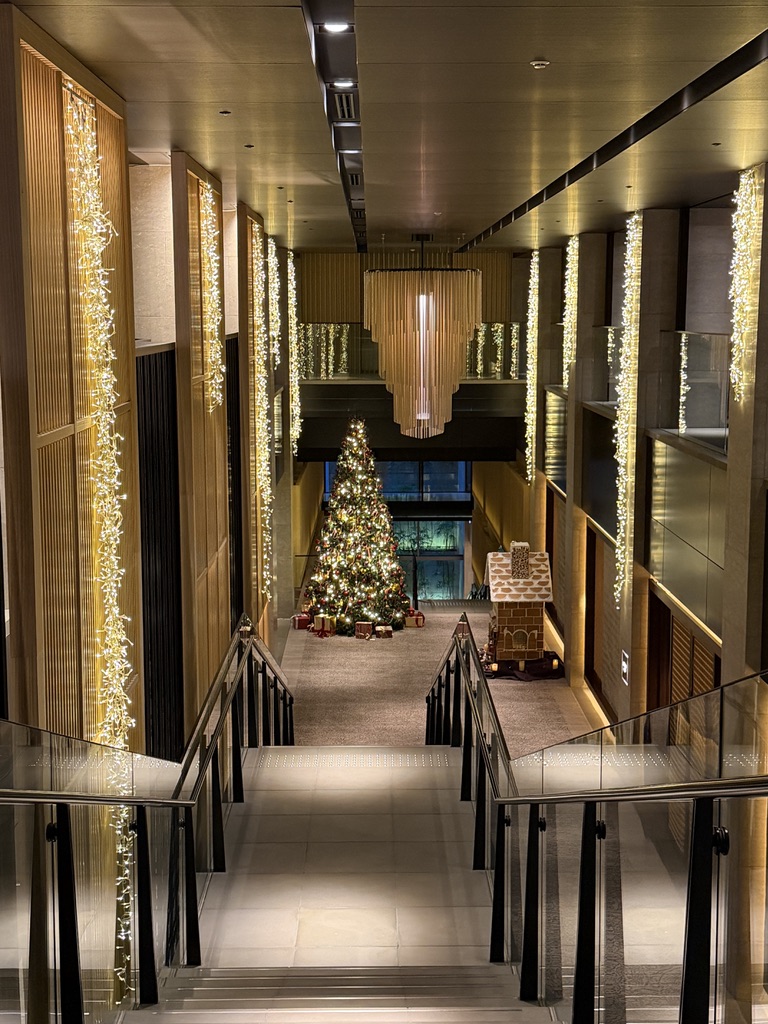 リッツ・カールトン京都のロビー階段から見下ろすクリスマスツリーとシャンデリア