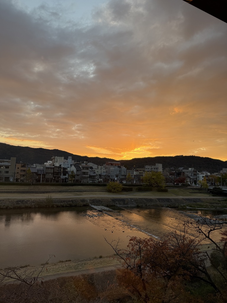 部屋から見える朝焼けの鴨川