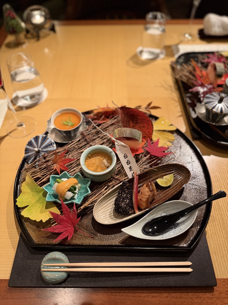 豪華な八寸の盛り合わせを別角度から
美しい八寸の全景