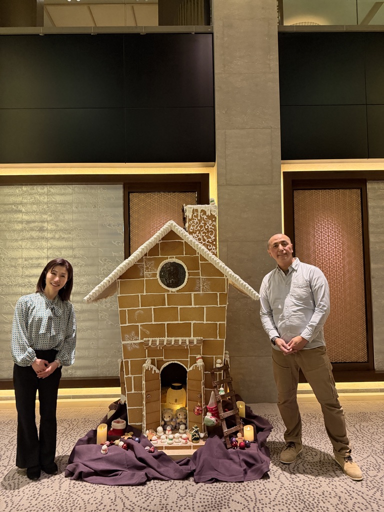 リッツ京都のお菓子の家の前で記念撮影