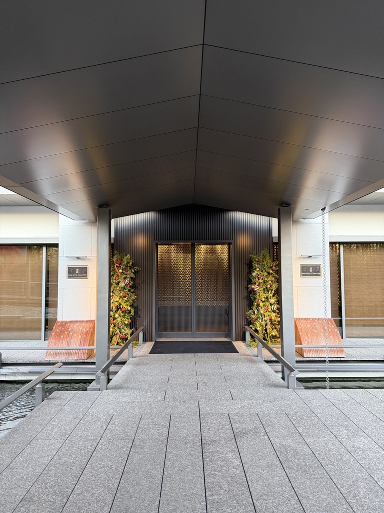 ザ・リッツ・カールトン京都の正面エントランス。和モダンなデザインにクリスマスのグリーン装飾。