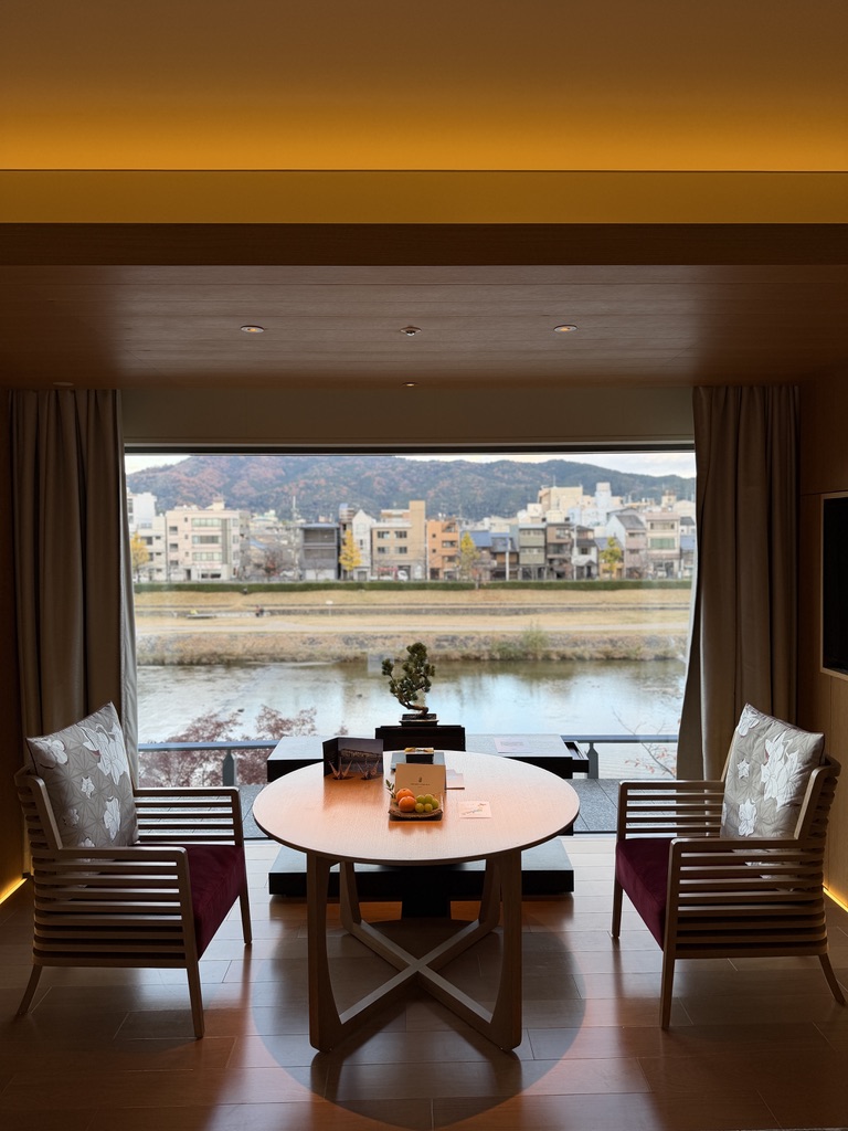 客室の窓から見える鴨川と東山の絶景