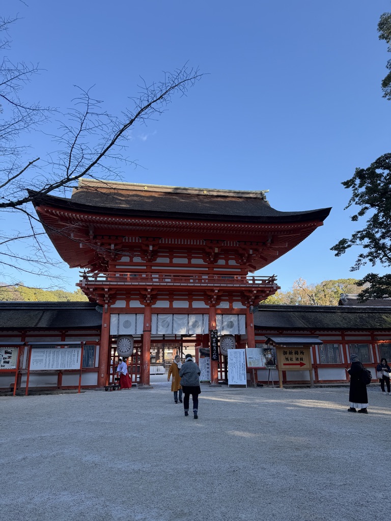 下鴨神社の楼門と青空。