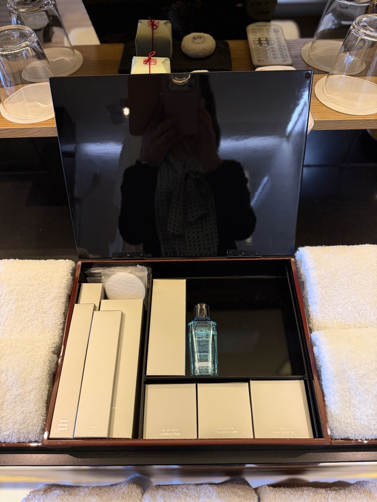 漆塗りのボックスに櫛や歯ブラシがパズルのように美しく収納されている画像