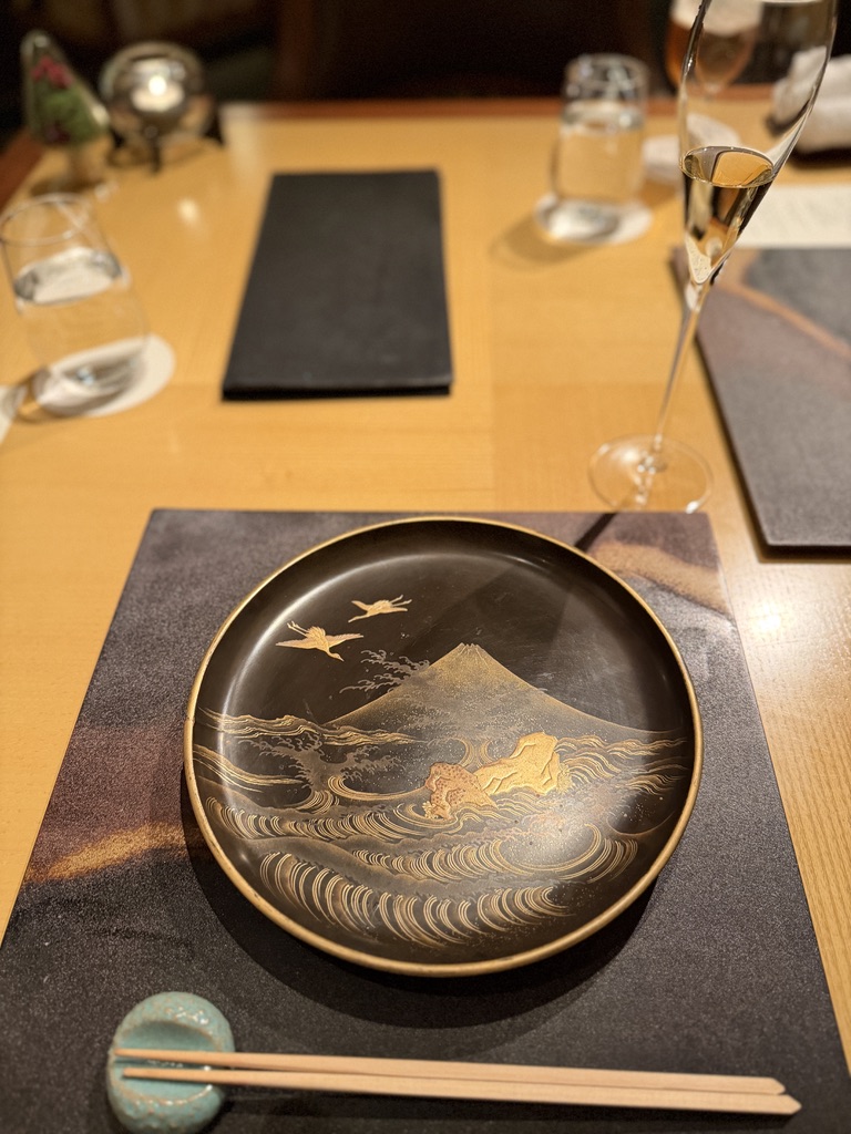 100年前のアンティーク 富士山の蒔絵が施された漆器の皿