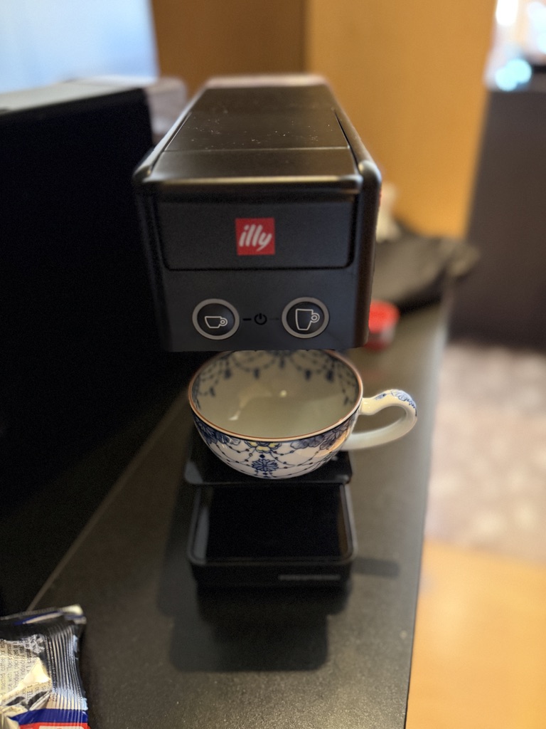 部屋に設置されたillyのエスプレッソマシン