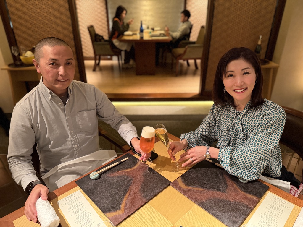 リッツ京都のディナーを楽しむ夫婦の服装 カジュアルエレガンス