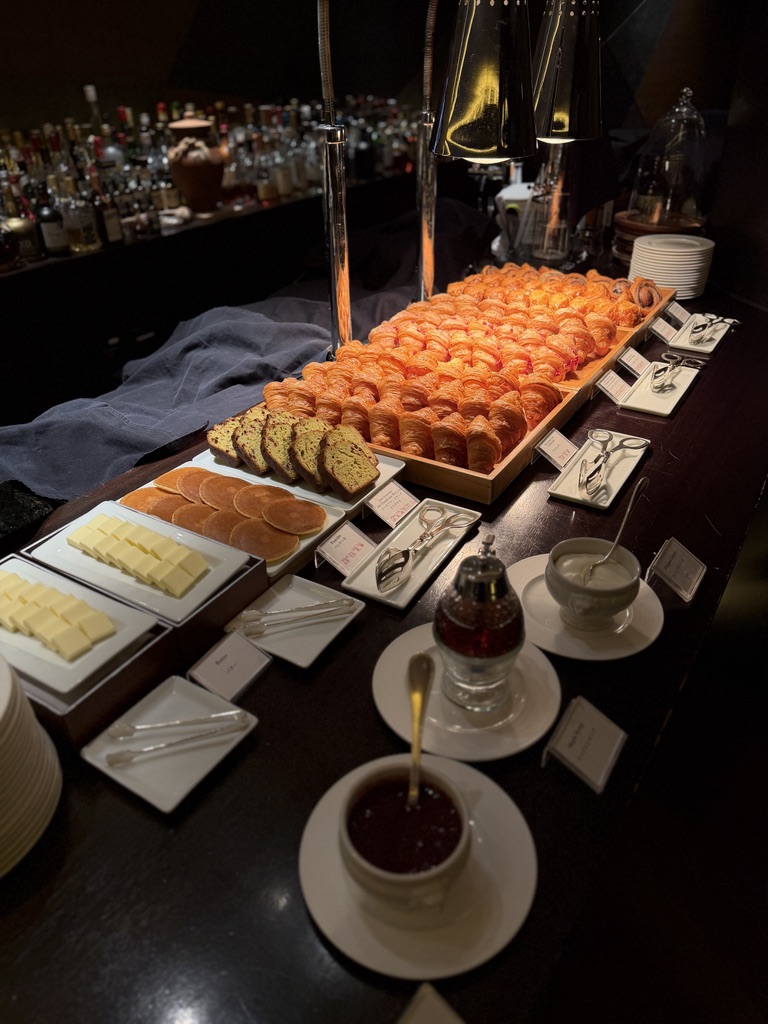 朝食ブッフェ台に並ぶピエール・エルメのクロワッサン(イスパハンなど)。