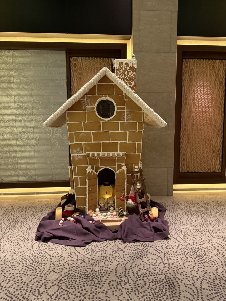 リッツ・カールトン京都のロビーに飾られたお菓子の家(ジンジャーブレッドハウス)