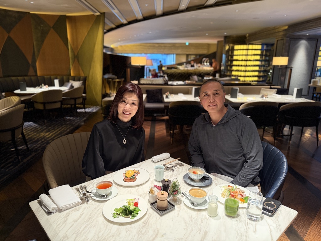 朝食レストランでの夫婦のツーショット写真。