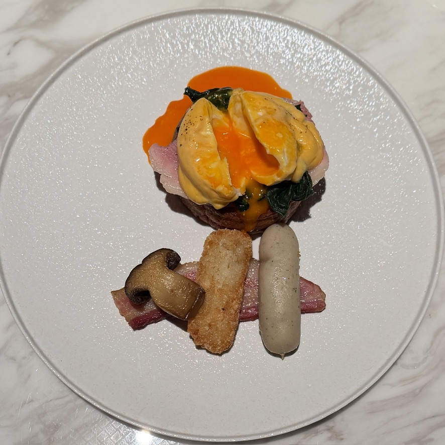 卵料理のエッグベネディクト。